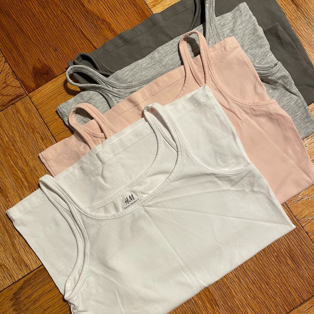 Bundle of 4 tank tops
